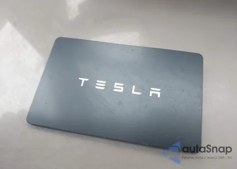 2021 Tesla Model Y Long Range Dual Motor All-Wheel Drive z USA, uszkodzony, nr VIN 5YJYGDEEXMF255725